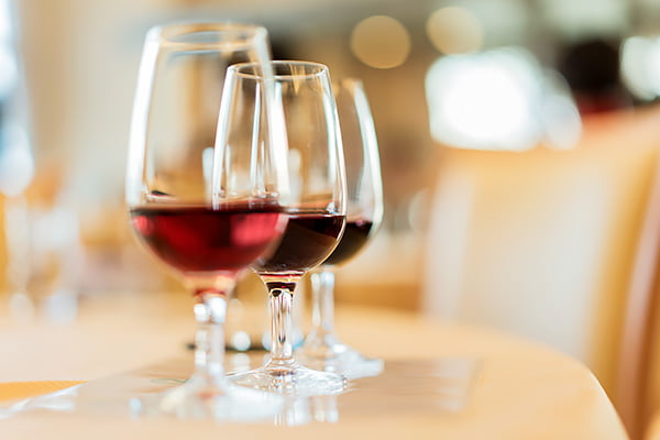 ワイン試飲および講習会を定期的に開催